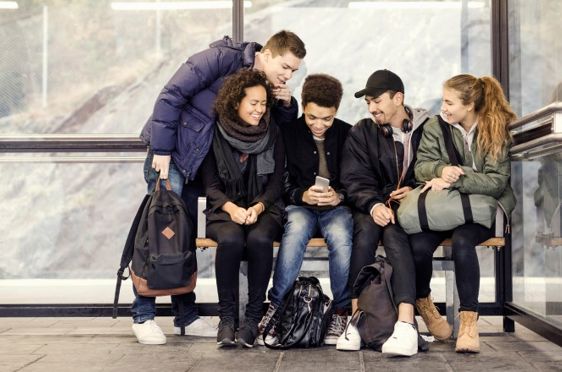 Gjeng med ungdom på videregående skole.