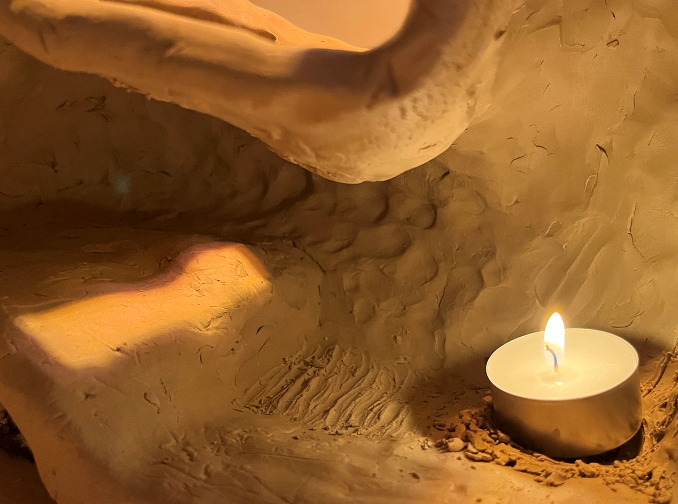 et stearinlys i en hule