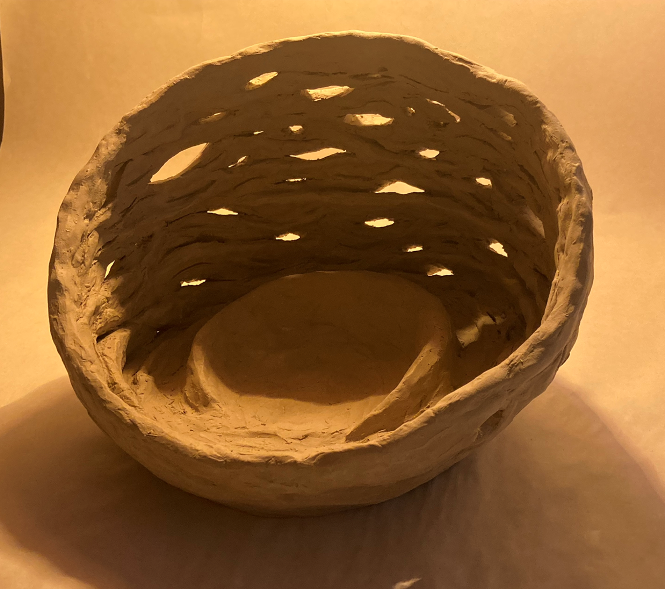 en sirkulær gjenstand med et *** i