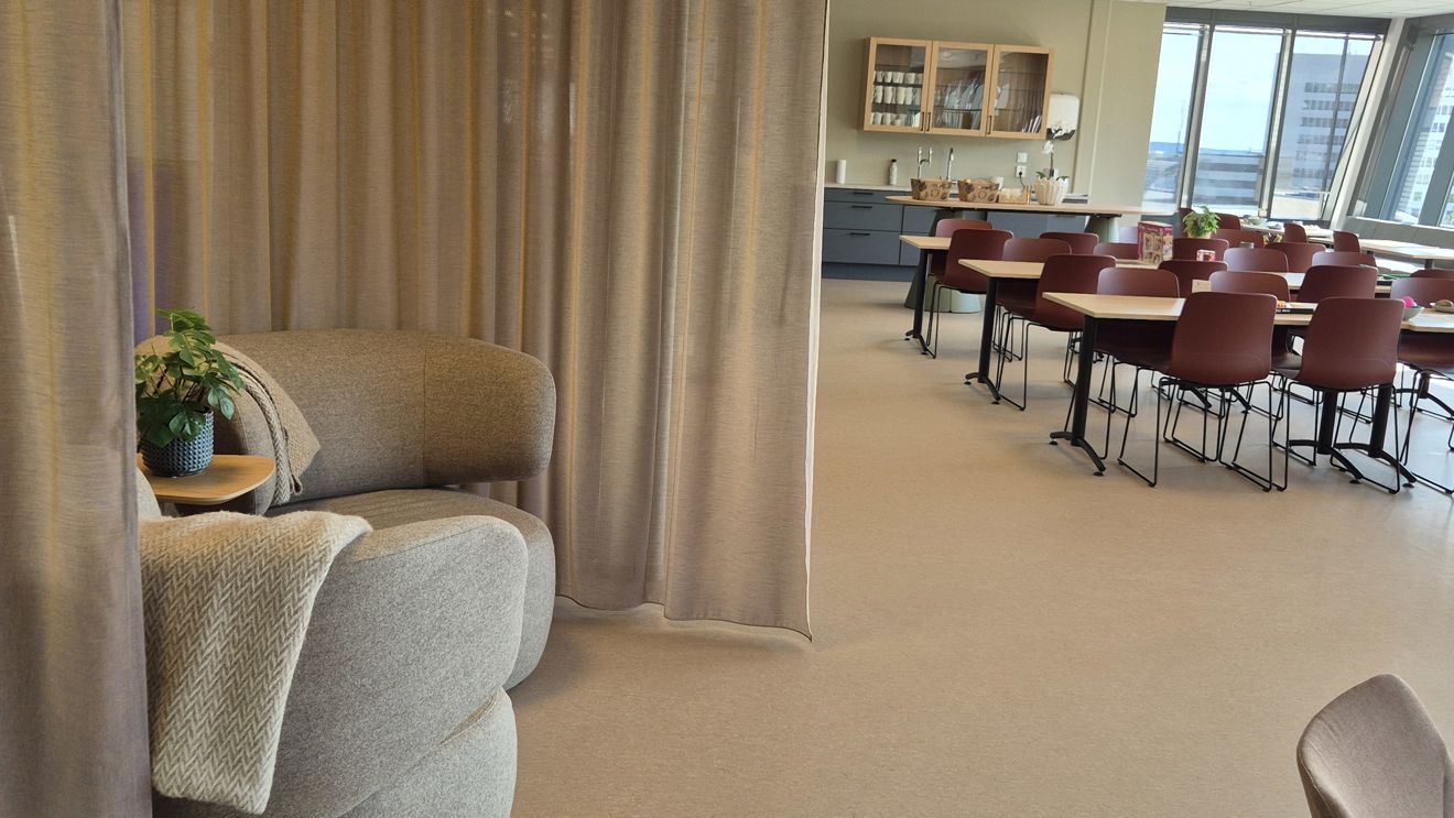 et rom med bord, stoler og sofa