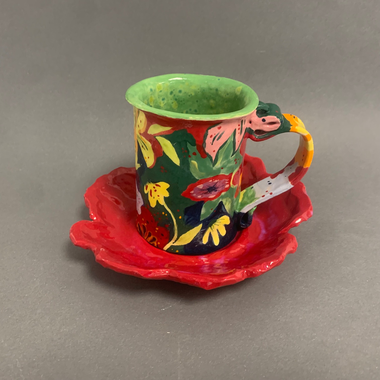 en liten keramisk kopp