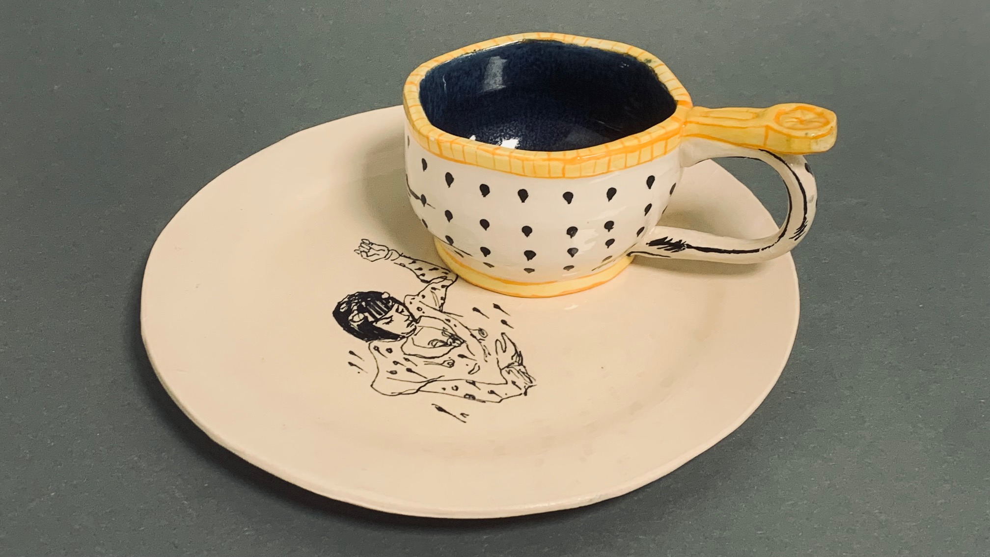 en tekopp med tegning på