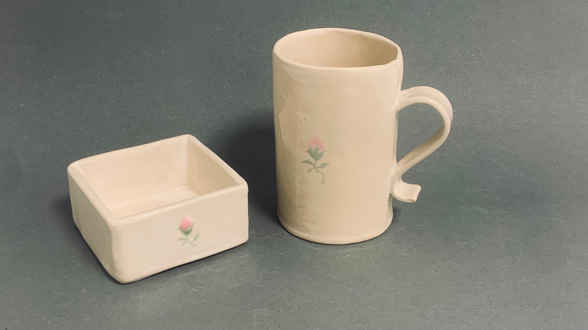 et hvitt krus og en hvit beholder