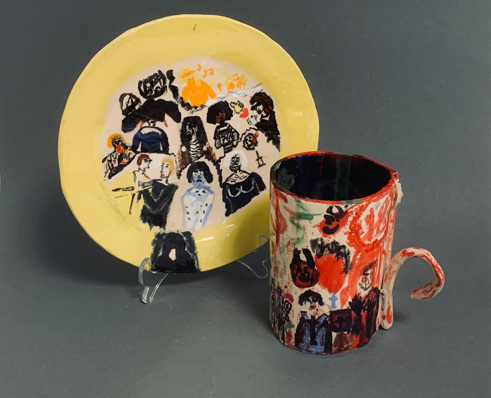 et par krus med tegninger på