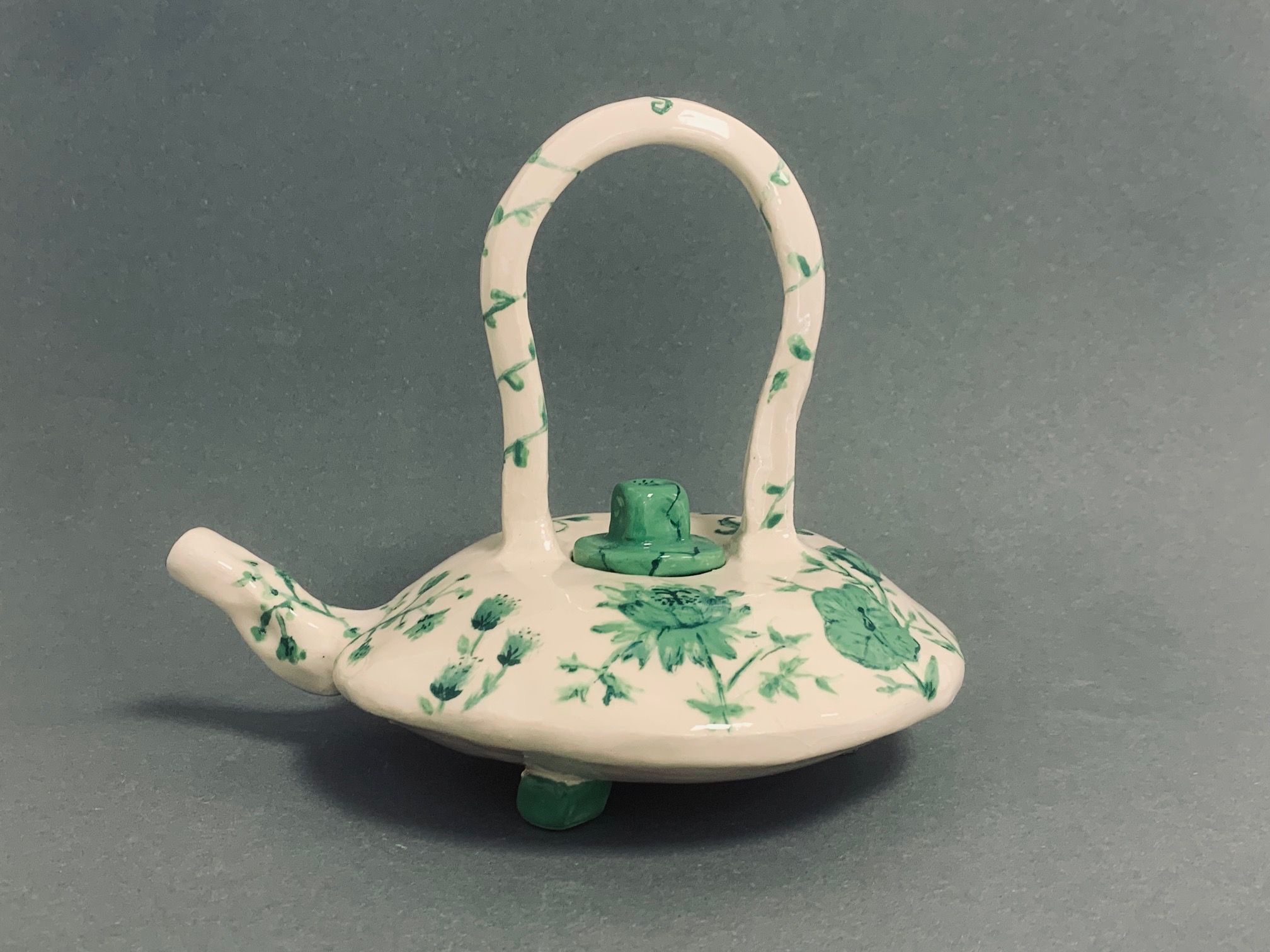 en tekanne med et håndtak